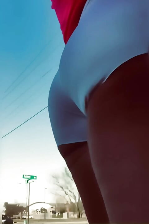 Mariquita camina en calles concurridas en pantalones cortos de culo cachondo