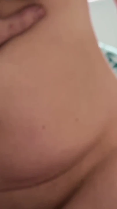 Momento emocional de "Tesão milf cavalga pau com seus peitos caídos e flácidos"