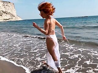 Seksowna rudowłosa dziewczyna lubi spacer nad morzem