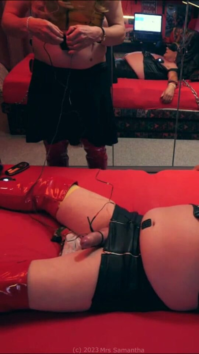 La señora Samantha le da una rica electroestimulación y otros juegos a su esclava tgirl Marina | Clip 2
