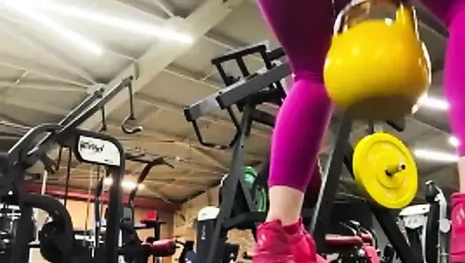 Leggins'te spor salonunda seksi eğitim