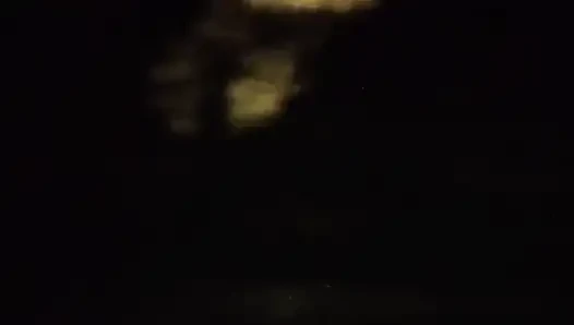 Gece yarısı en iyi arkadaşının karısıyla yatağa girdikten sonra sıska bir şekilde için dışarı çıkıyor