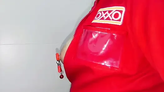 Mexikanische milf-latina-arbeiterin Oxxo mit dickem arsch zieht alle ihre kleidung aus und zeigt ihren ganzen arsch und ihre vagina vor der kamera