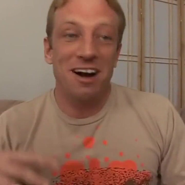 लाल बालों के विशाल स्तन सेक्सी milf(चोदने लायक मम्मी) चूत चाट रही है