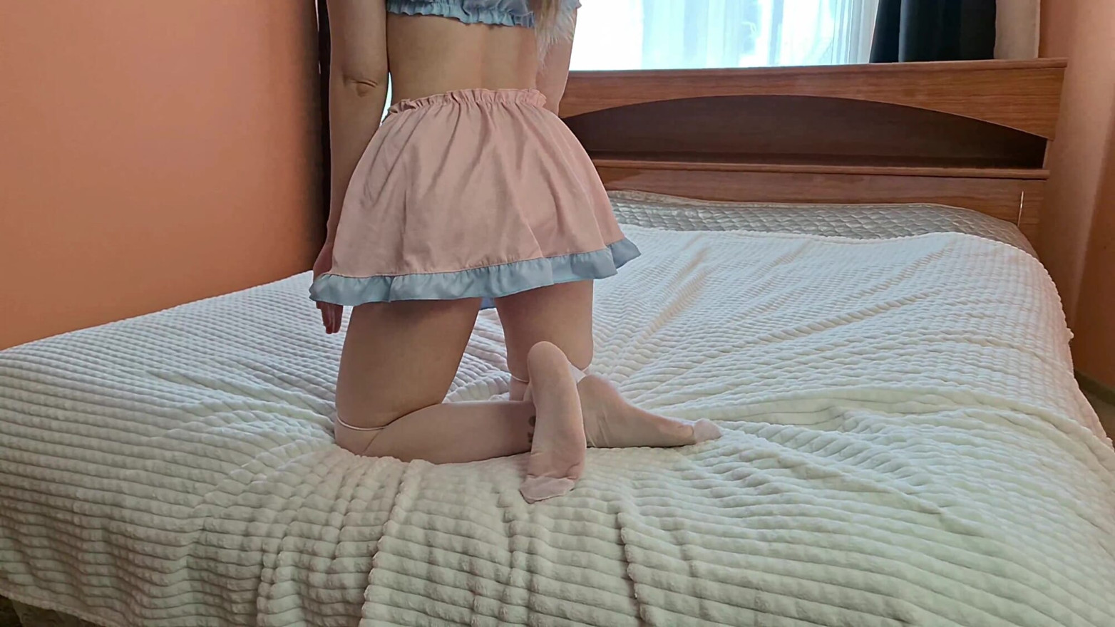pampered her boyfriend's trunk with oral caresses