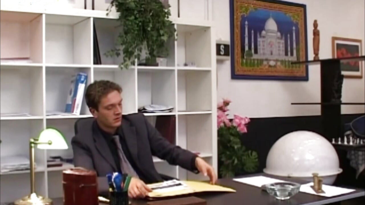 The Secretary Is Late to Make Amends and Gets Fucked by the Boss.