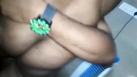 Я позволила молодому ебарю моего дези Тамиль куколда уничтожить мою волосатую киску на нашей кровати! Глубокое лизание - Indianhotwifex