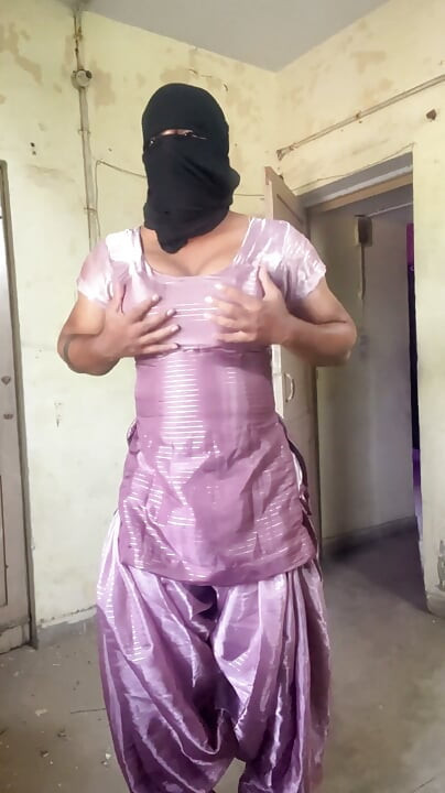 रेशमी चमकदार साटन सूट सलवार वाली देसी इंडियन क्रॉसड्रेसर भाभी