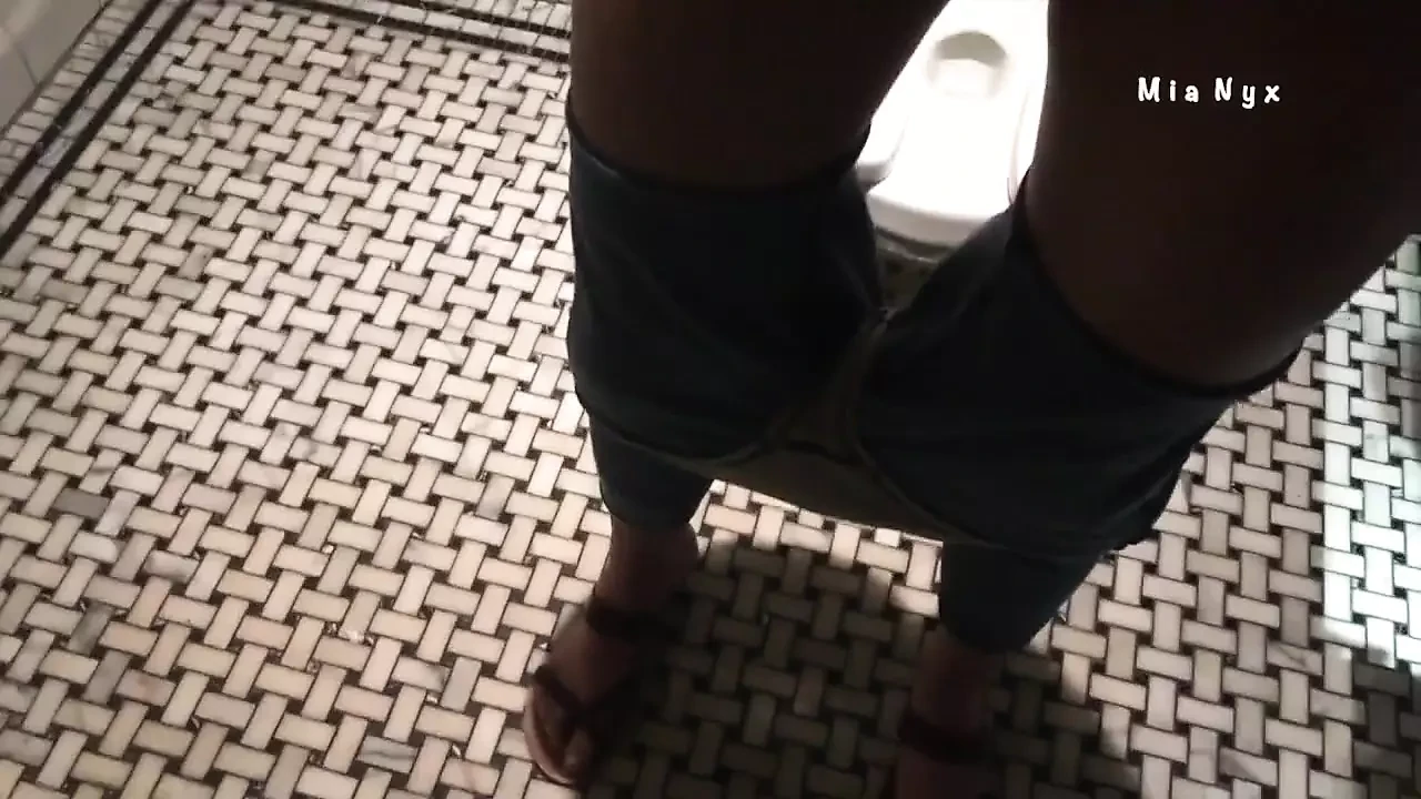 Kompilace močení na mokré toaletě