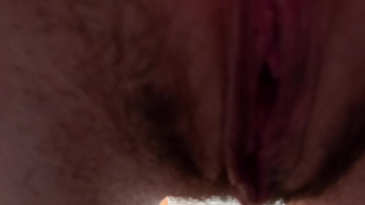 אישה משתינה ישירות למצלמה