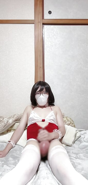 Una femboy Santa masturbándose