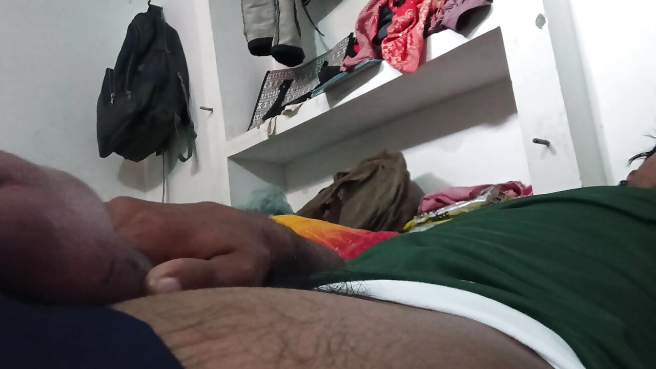 Masajeándome la polla con la mano