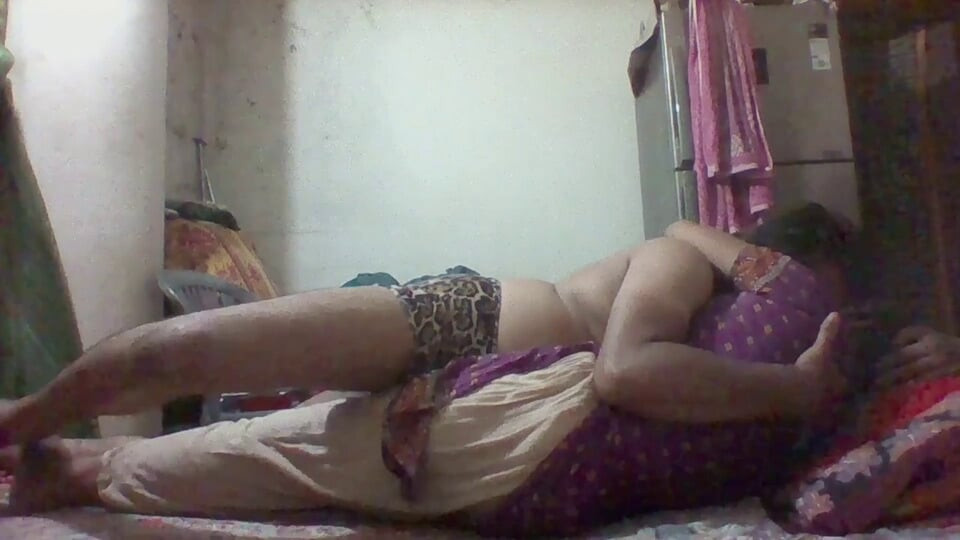 बड़े स्तनों वाली पत्नी पड़ोसी के साथ सेक्स का मजा लेती है भाग-2