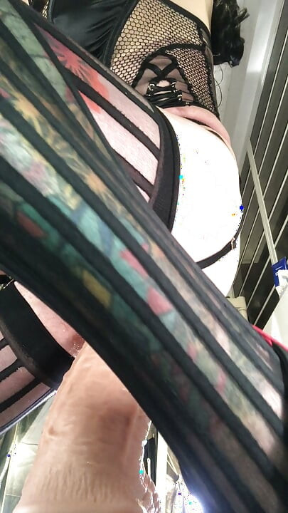 Mi dildo grandote BBC me lo METO COMPLETO en mi culito de zorrita sumisa