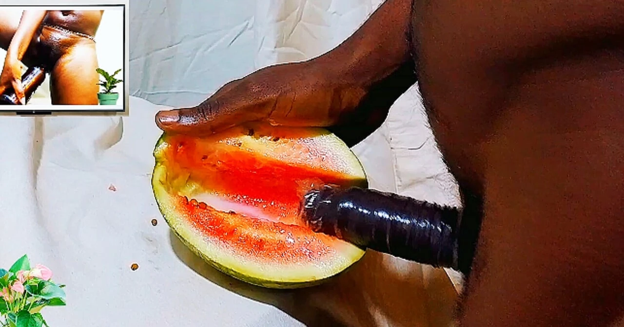 男性手淫色情使用甜西瓜作为湿润的阴户。我一边观看女性热辣阴户一边做爱一边享受，直到我射精