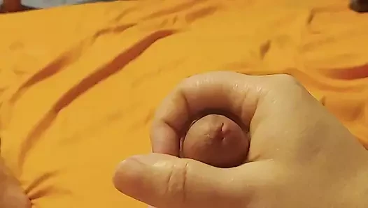 Tombul adam küçük yarağını sıvazlıyor