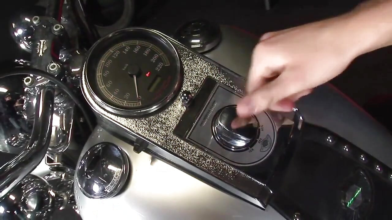 Si rambut coklat kotor dalam stoking jala dikongkek dalam pantat