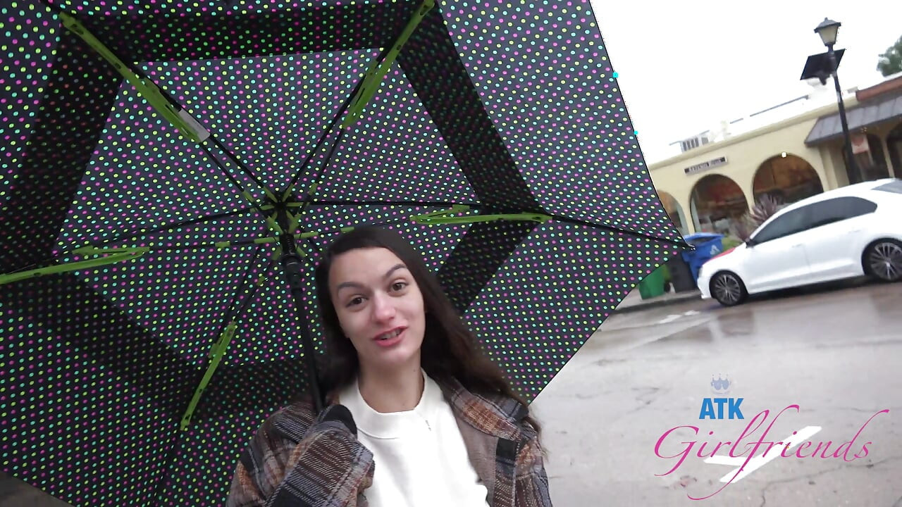 E puțin ploioasă, dar tot explorezi un pic cu Summer. Se răcește puțin, așa că te întorci în cameră să te fuți.