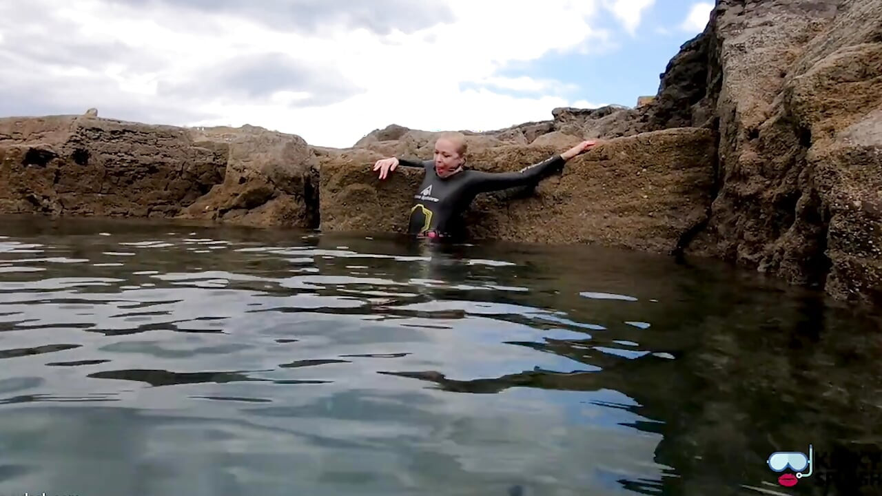 海洋绳束缚与球蛋在潜水服