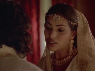 Indira Varma e Sarita Choudhury in un film di kamasutra