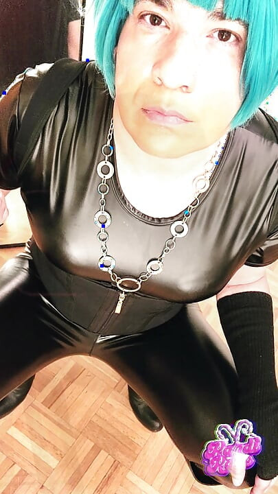 Sissy Dziwka Kandi bawi się sobą i swoim papierosem PMV