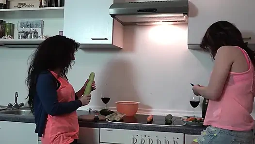 Lesbische schätzchen aus frankreich spielen mit großem spielzeug