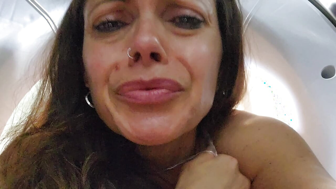 Une jolie femme se fait coincer la tête dans le séchoir et reçoit une bonne aide pour sortir