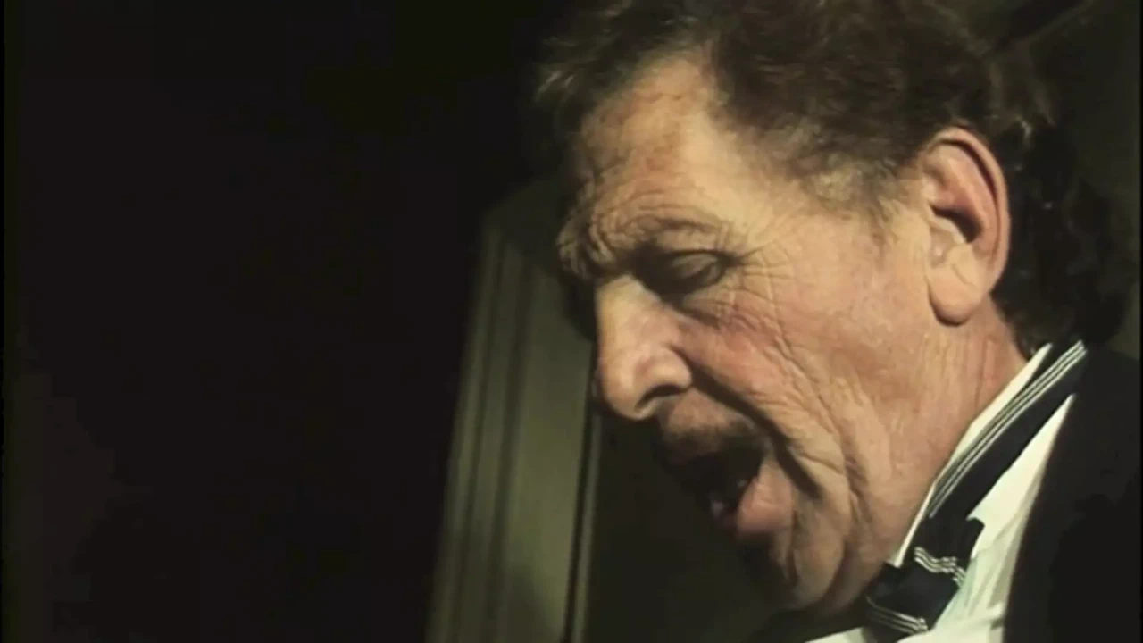 酒店堕落：门童监视客人在房间里做爱