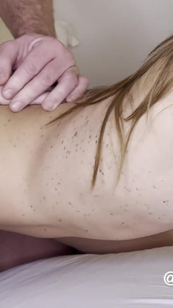 Érzelmes pillanat a "Szexi érett MILF lötyögő seggel kutyapózban" című filmből