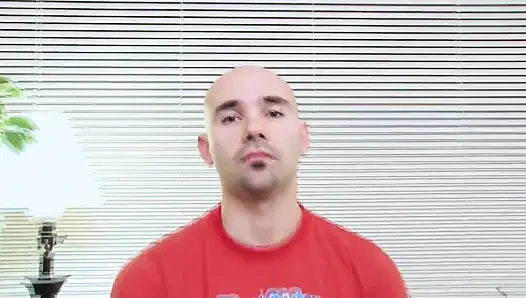 Amının üstünde dövmeli büyük memeli esmer bebek sikiliyor ve yüzüne boşalma