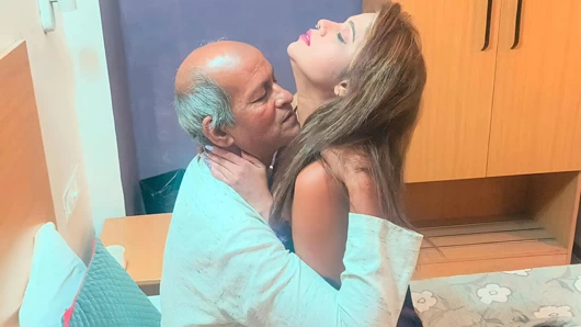 Hintli desi köylü yaşlı adam üvey kızıyla seks yaparken yakalandı video viral Hintçe