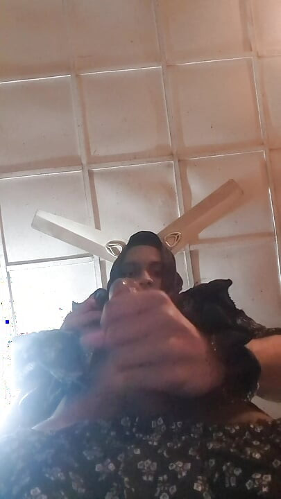 Hintli ateşli travesti anal seks
