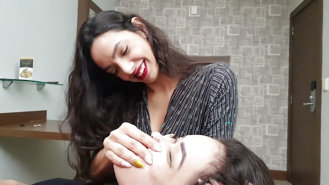 Hands Squeezing Extreme - the Sexy Hands and the Powerful Face Massage