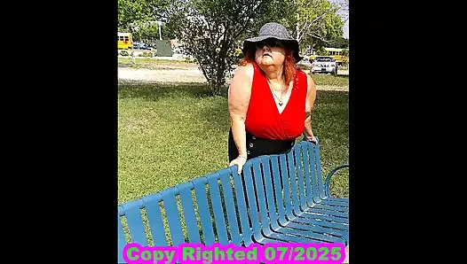 Sexy Krankenschwester Vicki Geht Im Park, Blankziehen Und Neckt Dich