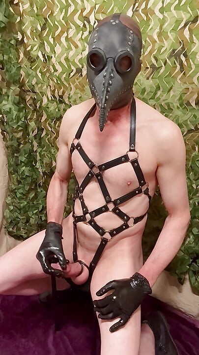 Man In Leather Wanks Hard Lots Of Cum