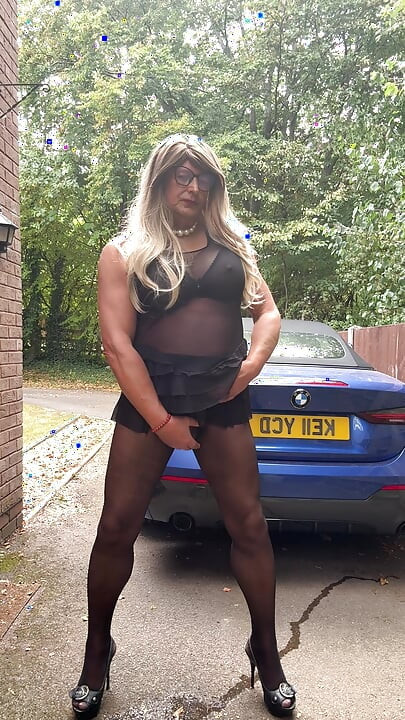 Seksi transvestit kellycd2022 u crnim bešavnim najlonkama i štiklama