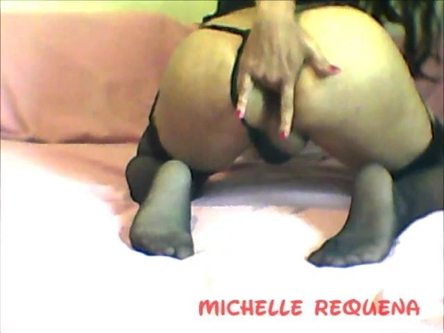 michelle requena juagando con su culito travesti