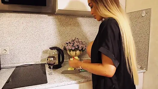 Mutfakta Bir Arkadaşının Karısıyla Sert Seks Yapmak, Her Yerinden Sevişmek Onu ağlattı