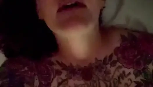 Gecenin ortasında mastürbasyon yapıyor ve çok sert boşalıyor