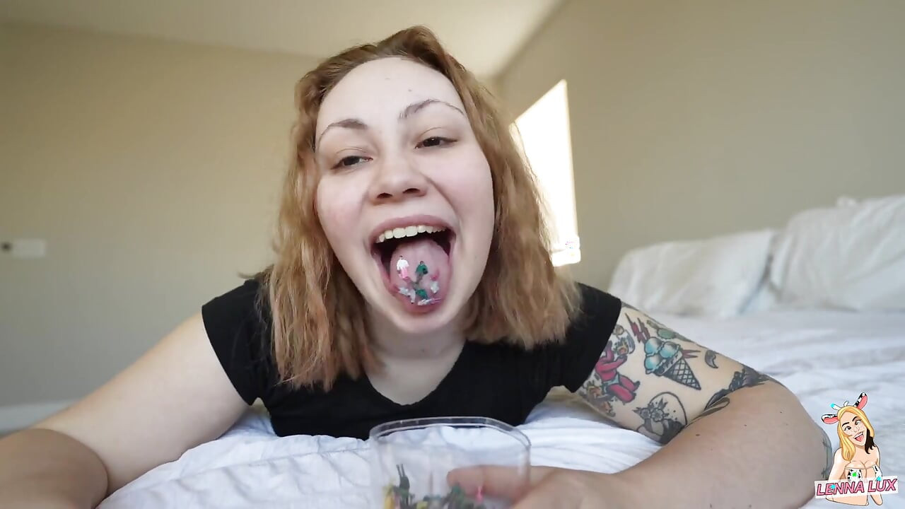 Giantess nhét bạn vào mông cô ấy