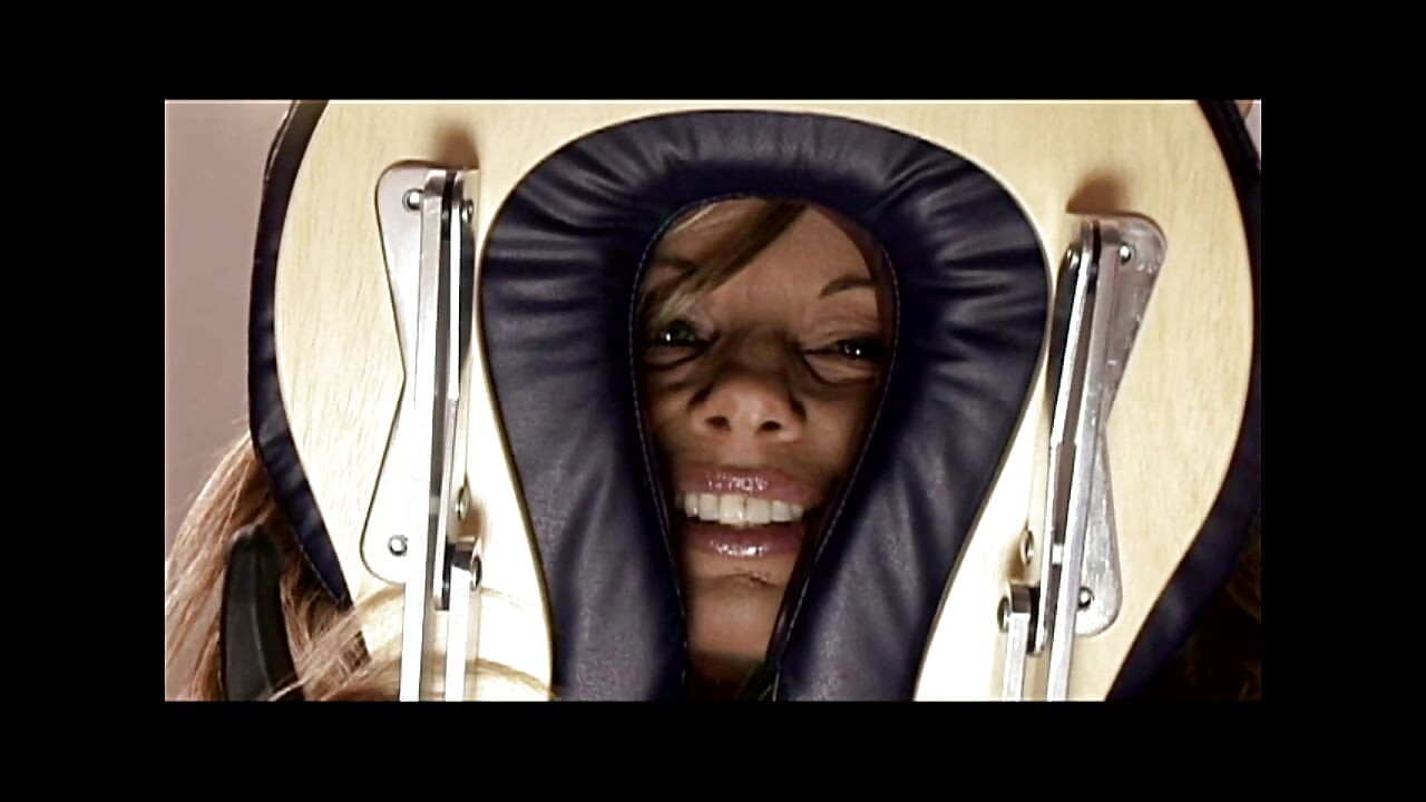 Ateşli sürtük sarışın fahişe neredeyse götten sikiliyor büyük yarak