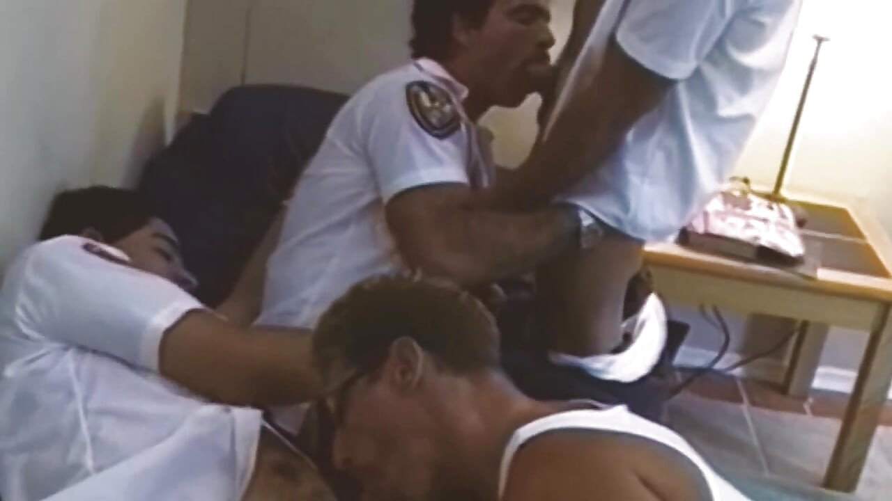 Back Guys Scena 1: Orgie de urși musculoși futându-și cururile reciproc