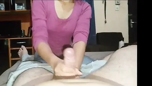 Ich masturbiere meinen Freund, bis ich seine Milch abpumpe