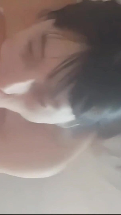 18 yaşındaki göt deliği ailesi yoldayken büyük bir yarak emmeyi öğreniyor | Klip 1