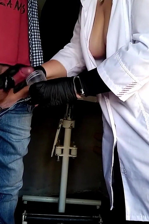 O moj Bože, moja zrela urologinja odlučila je provjeriti moj penis