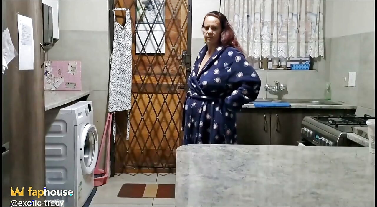 Une femme infidèle trompe son voisin pour la baiser et la dominer !