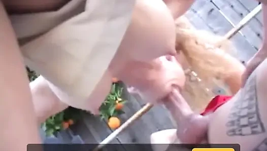 Annie'nin vücudu kanepede göğüsleriyle sikişiyor