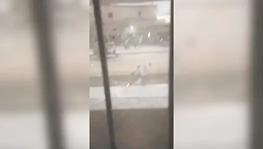 Я положил мисс Махи на кровать внутри отеля и трахал ее весь день.