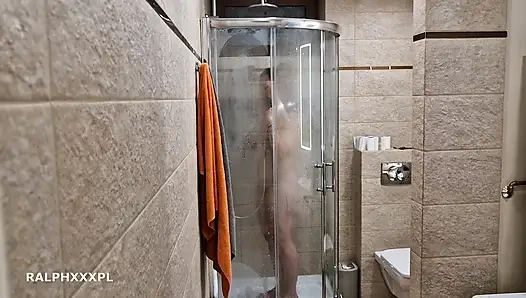 Ich beobachte, wie meine stiefmutter masturbation macht, während sie duscht