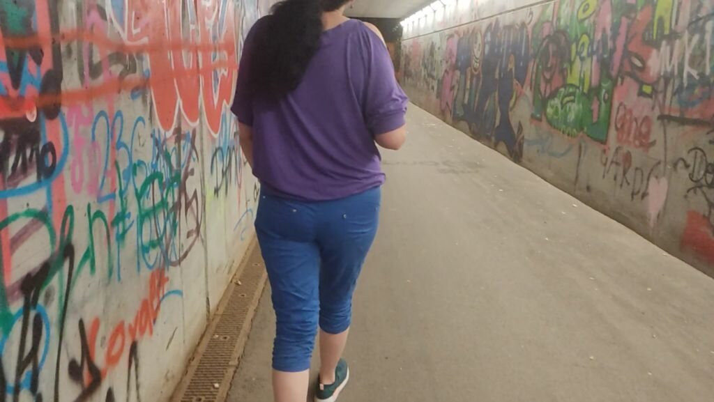 熟女妓女给我口交并和我一起回家中出